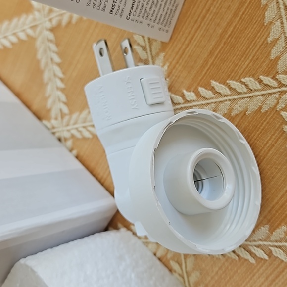 Scentsy Adelaide Electric Amber Nightlight Wall Wax Warmer - Picture 5 of 7